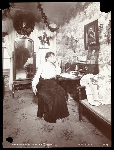 Portrait of Minnie Maddern Fiske by Byron Company